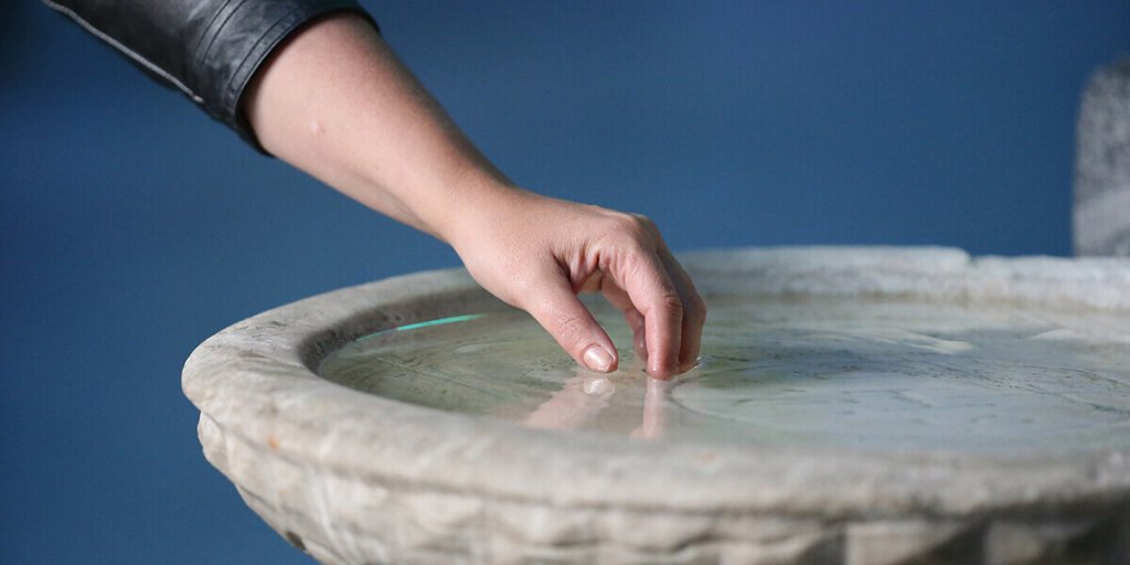 Jak vyrobit svatou vodu doma; požehnej vodu bez kněze