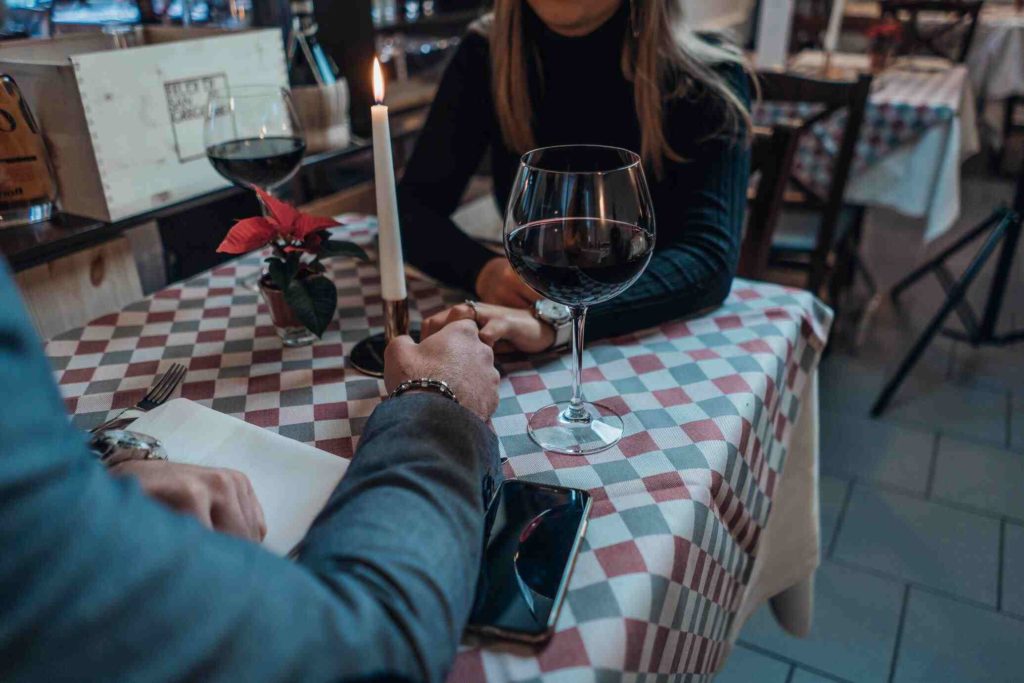 Dinner Date; 20 Best Valentine's Day Gifts for Boyfriend in 2022 | Cute Gifts For Him 