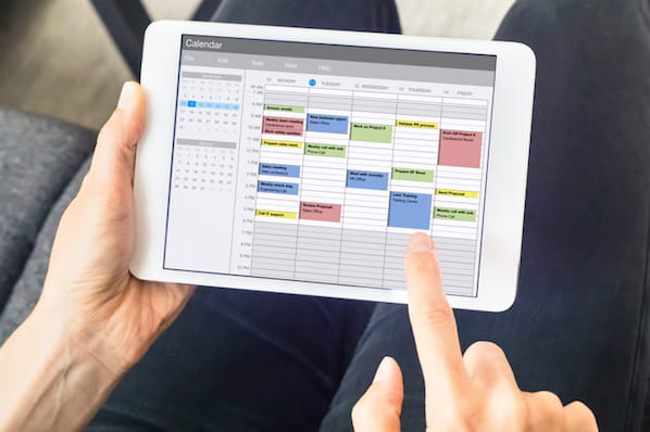 how to create a social media calendar to remain updated: saves time