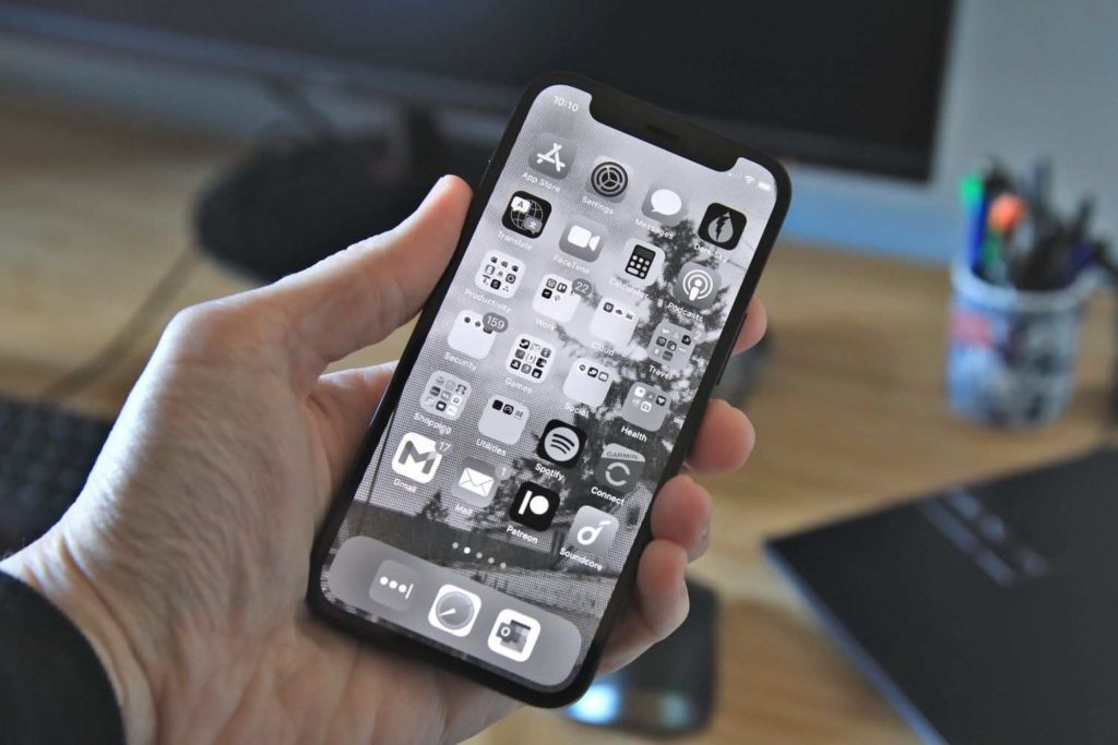 How to Fix It When Your iPhone Screen Turns Black and White | Diagnose the Reasons