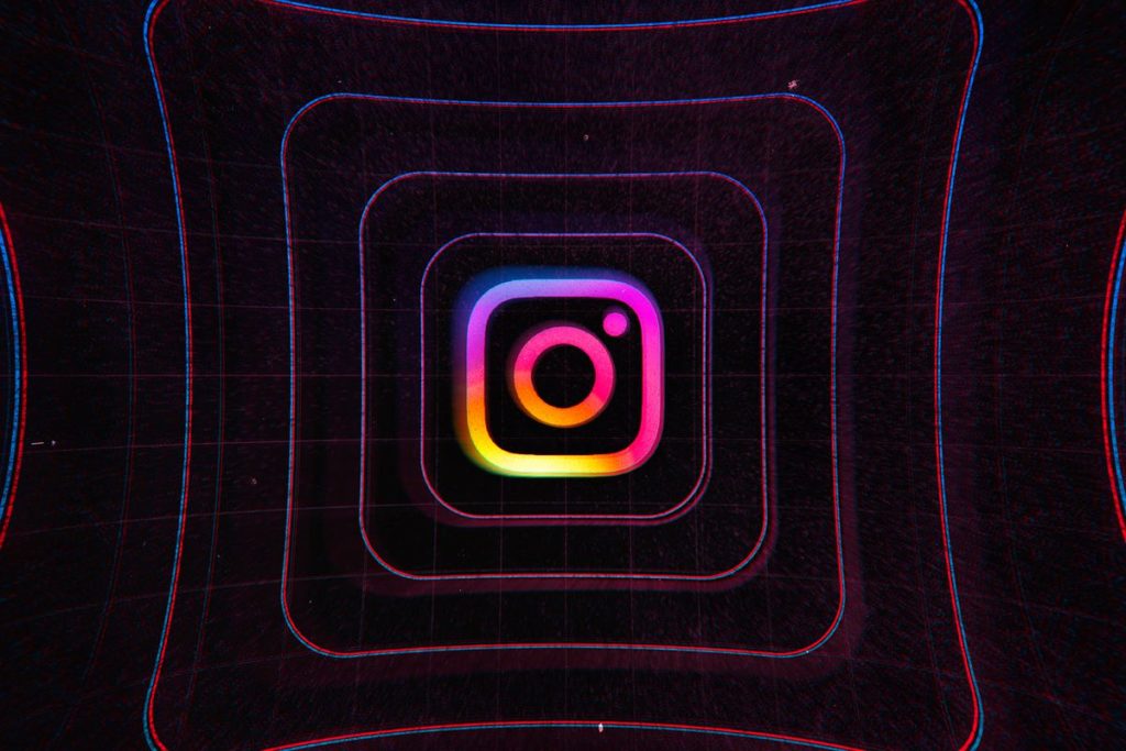 Instagram logo ; Instagram full-screen feed