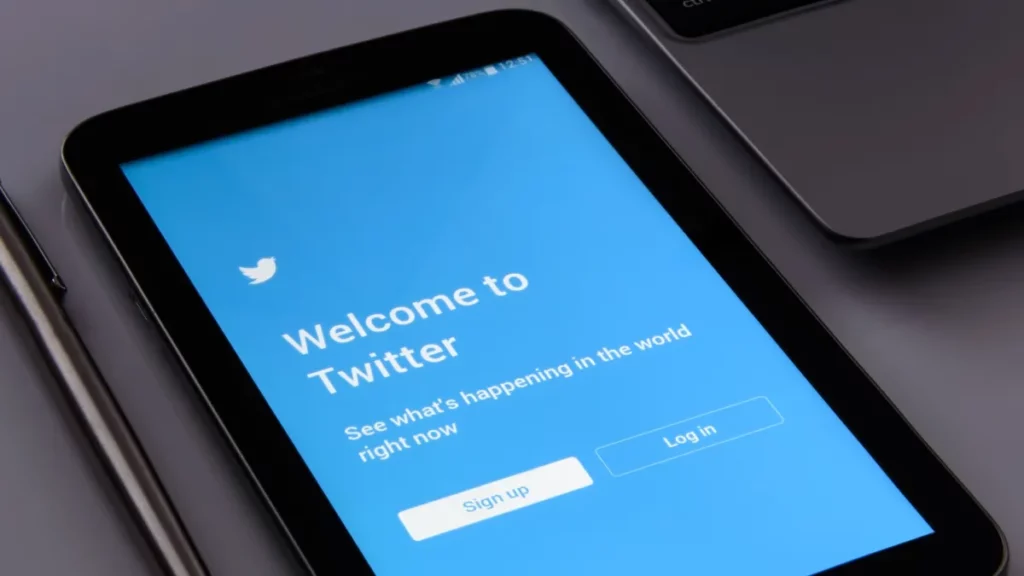 How To Turn ON/OFF Captions On Twitter Videos on iPhone, Android & Desktop