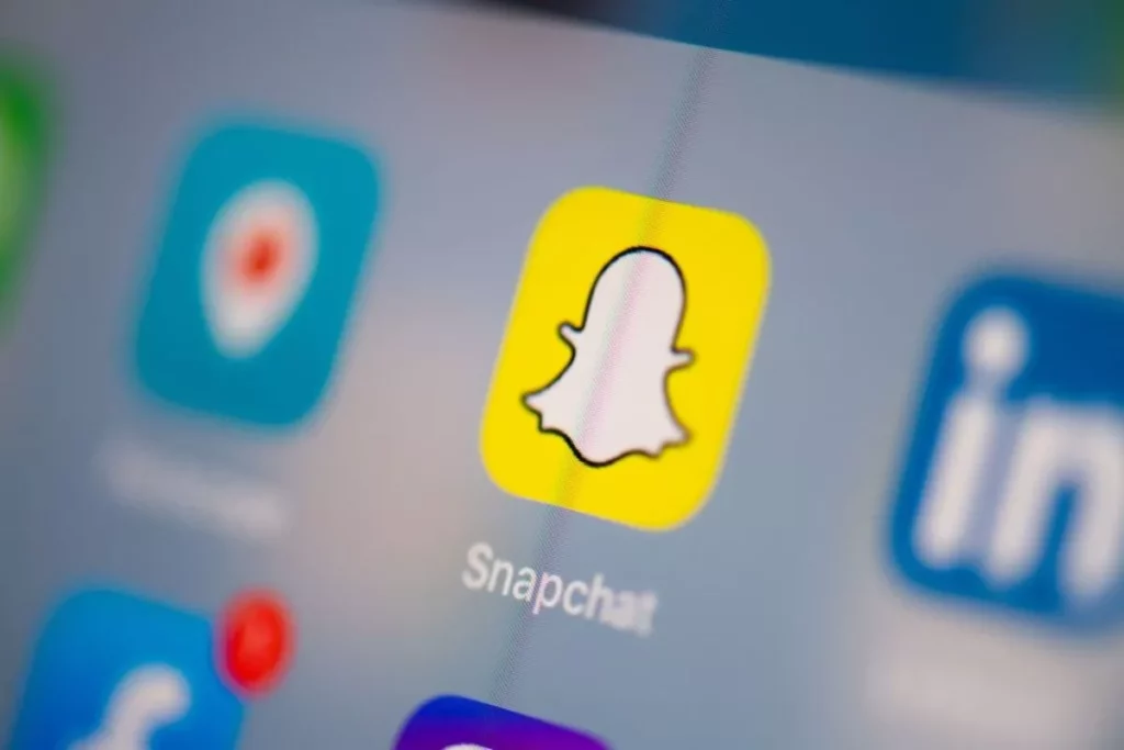 How to Add Snapchat Widget to Lock Screen on iPhone (2022)