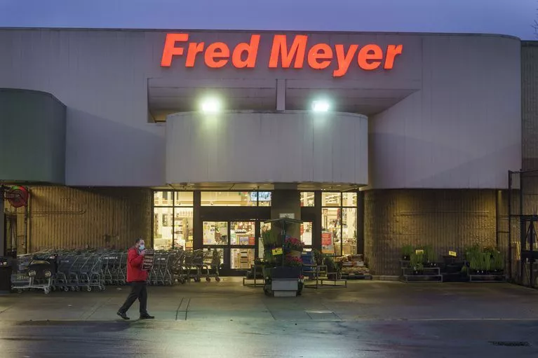 Fred Meyer store ; Does Fred Meyer take Apple Pay.