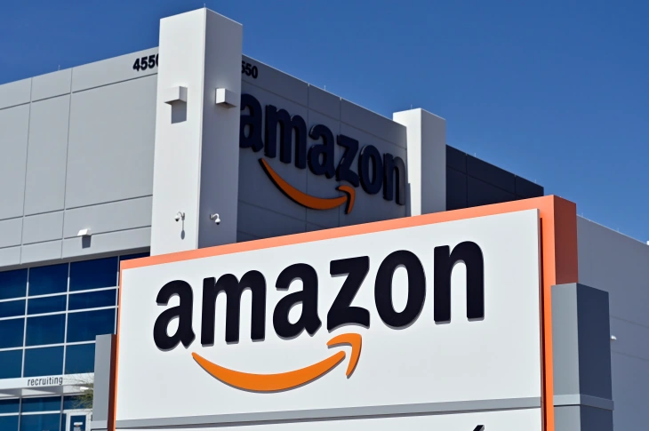 Amazon ware house ; Does Amazon Take Apple Pay |All Updates of Apple Pay at Amazon (Updated 2022)