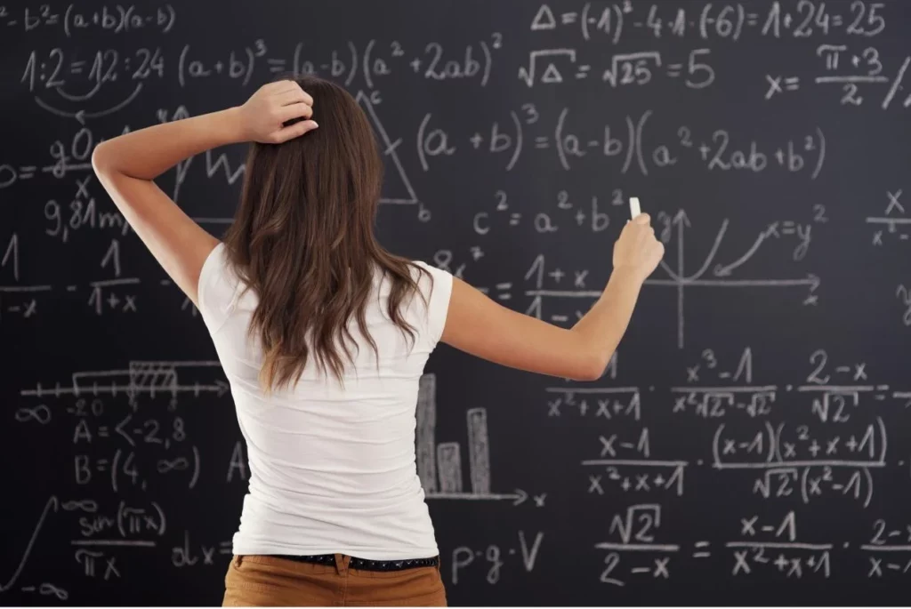 девочка, решающая математическую задачу;  Homeworkify: инструмент искусственного интеллекта для выполнения домашних заданий